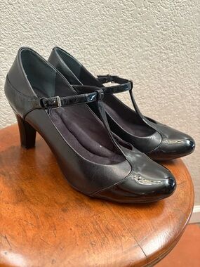 Giani Bernini Black T-Strap Patent and Leather Comfort Heels